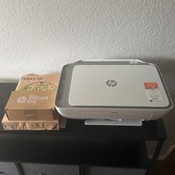HP Printer With Paper And Ink 