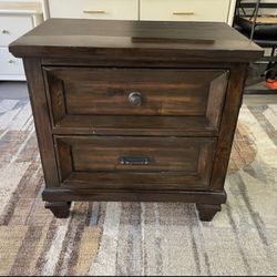 Big Walnut Nightstand – Classic & Stylish Bedroom Accent (delivery available)