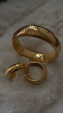 Goldtone Avon Stretch Bracelet With Matching Hoop Earrings 
