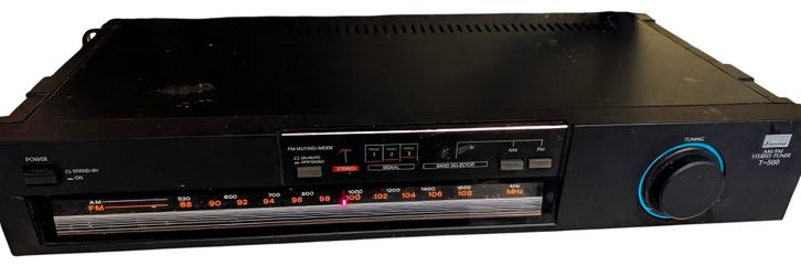 Beautiful Sansui T-500 AM/FM Stereo Tuner Standalone. They Made A Matching TA-500 Amp Or Receiver.
(Excellent / Mint): The unit is fully tested, all f