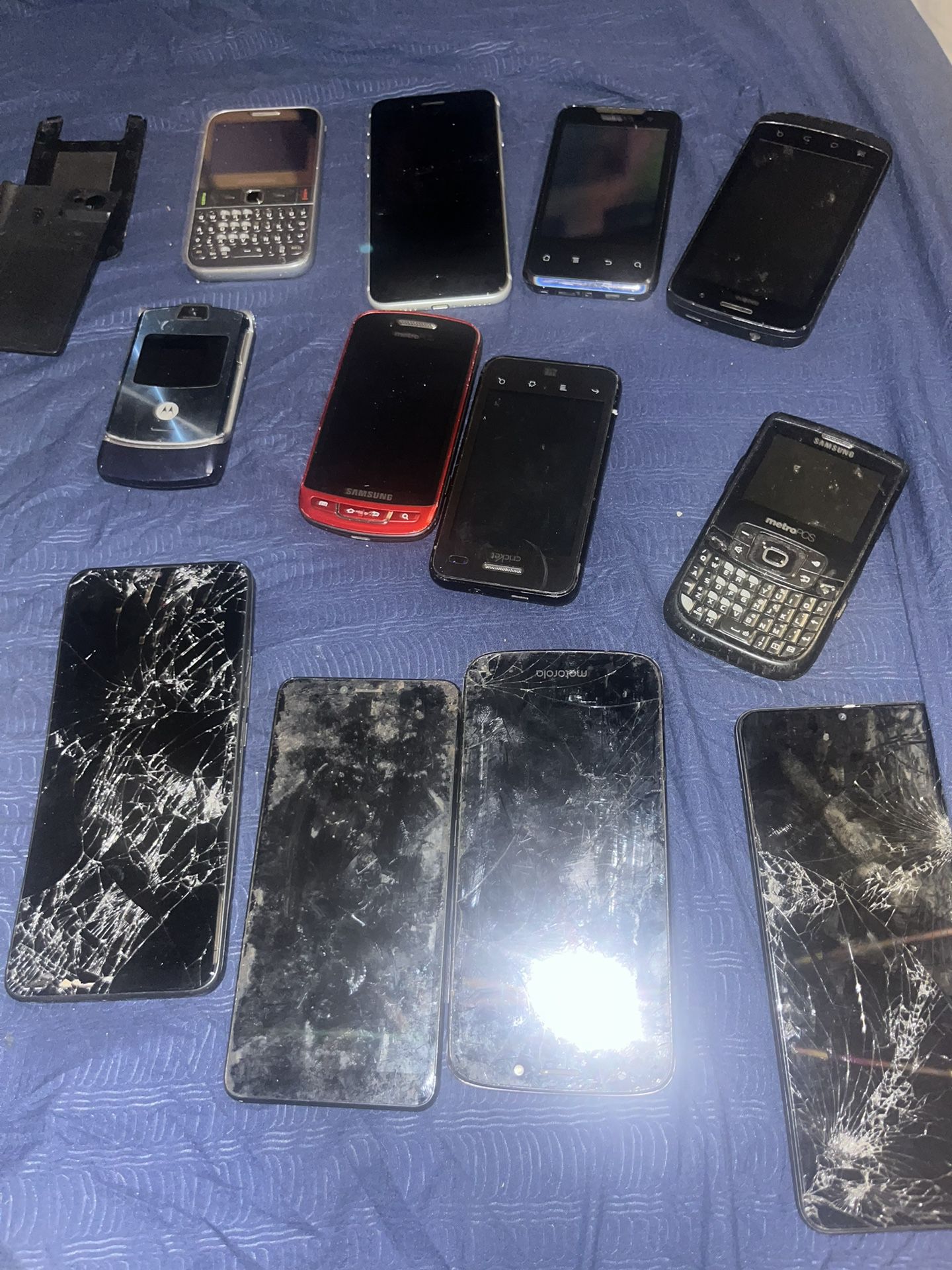 12 Cell Phones lot -Mixed- LG, Samsung, iPhone, Motorola **READ** FOR PARTS ONLY