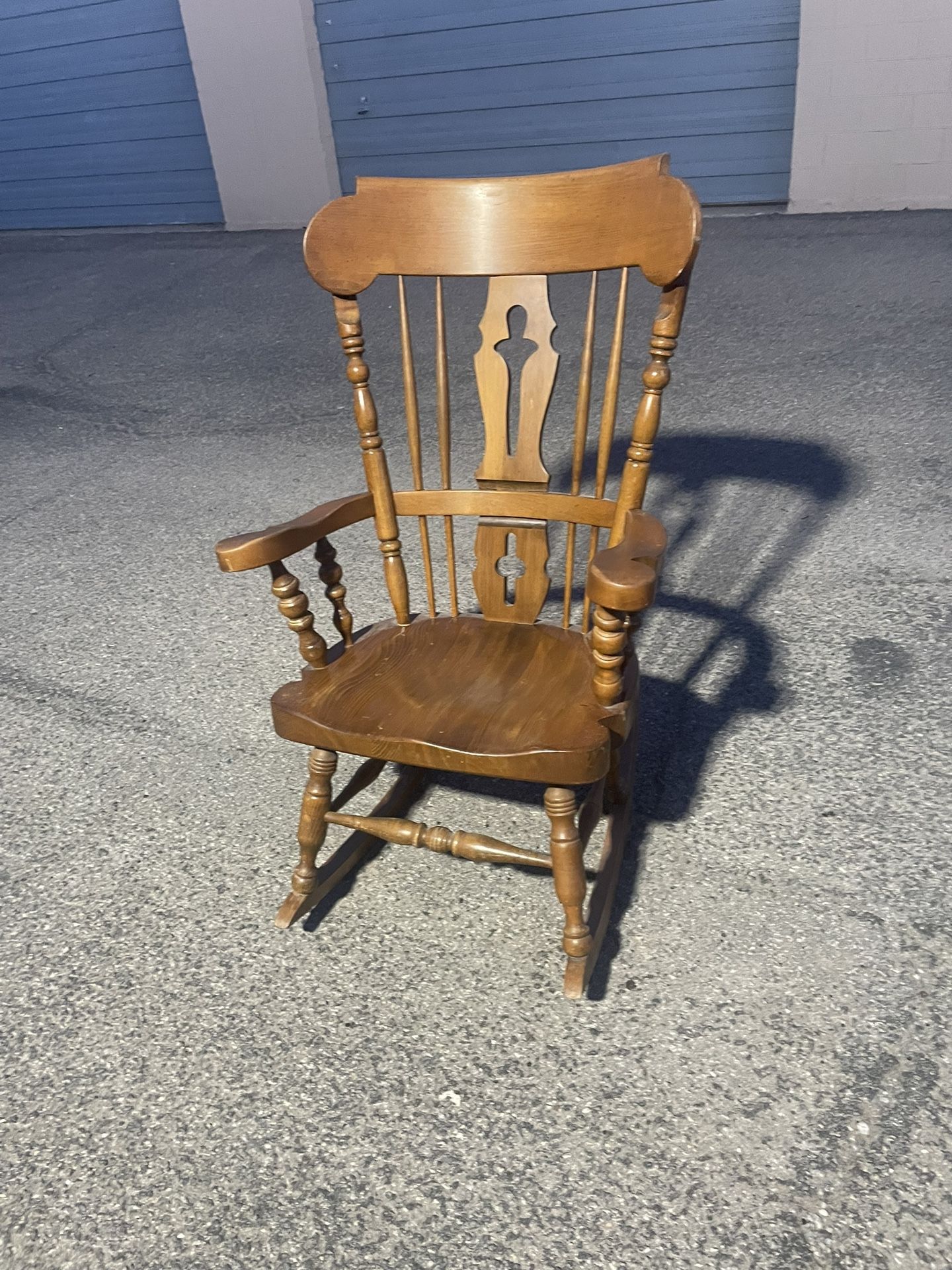 🌹BEAUTIFUL SOLID WOOD VINTAGE ROCKING CHAIR🌹