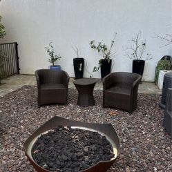 2 outdoor lounge chairs and side table