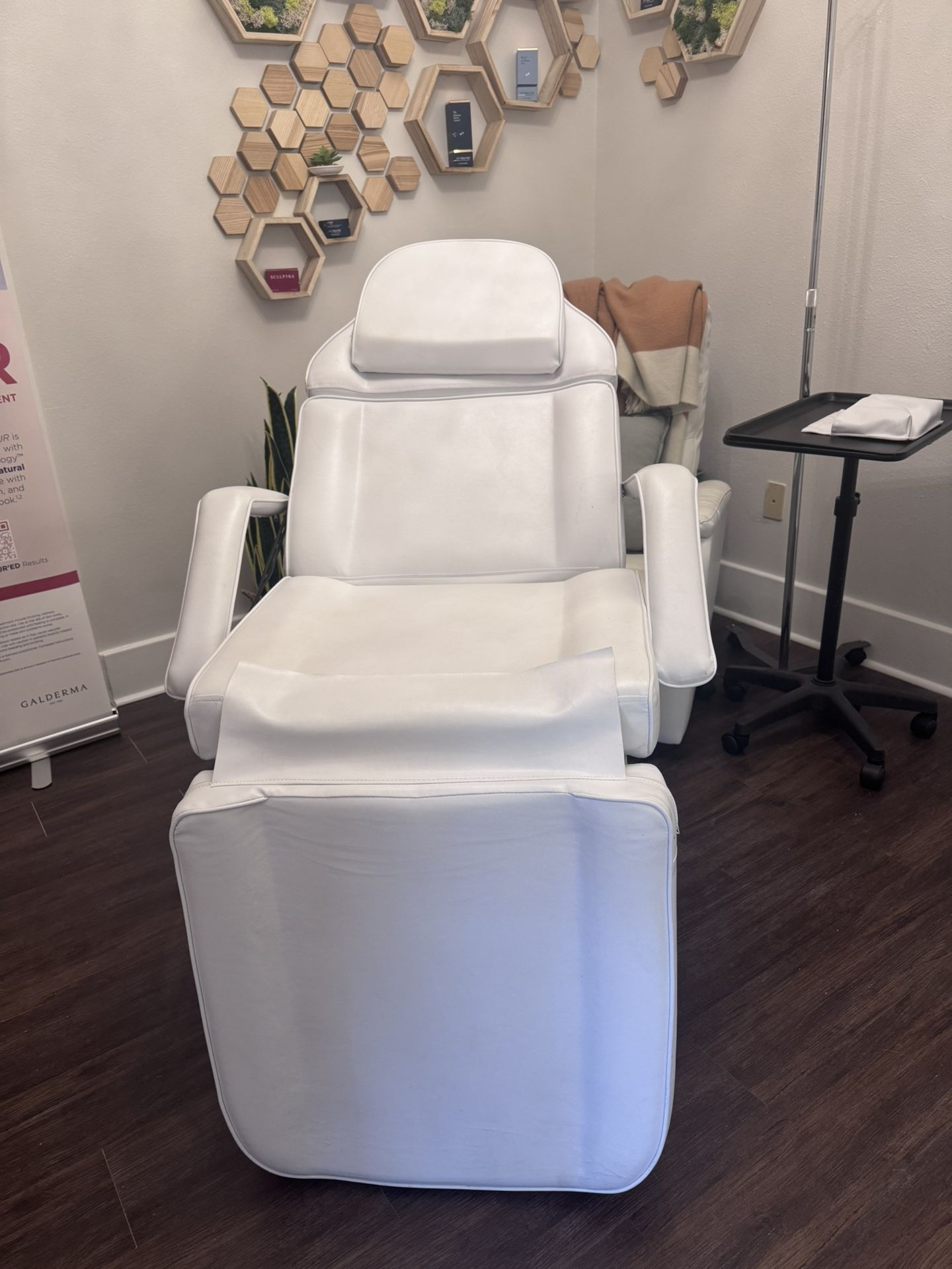 Aesthetician/Esthetician chair Motorized