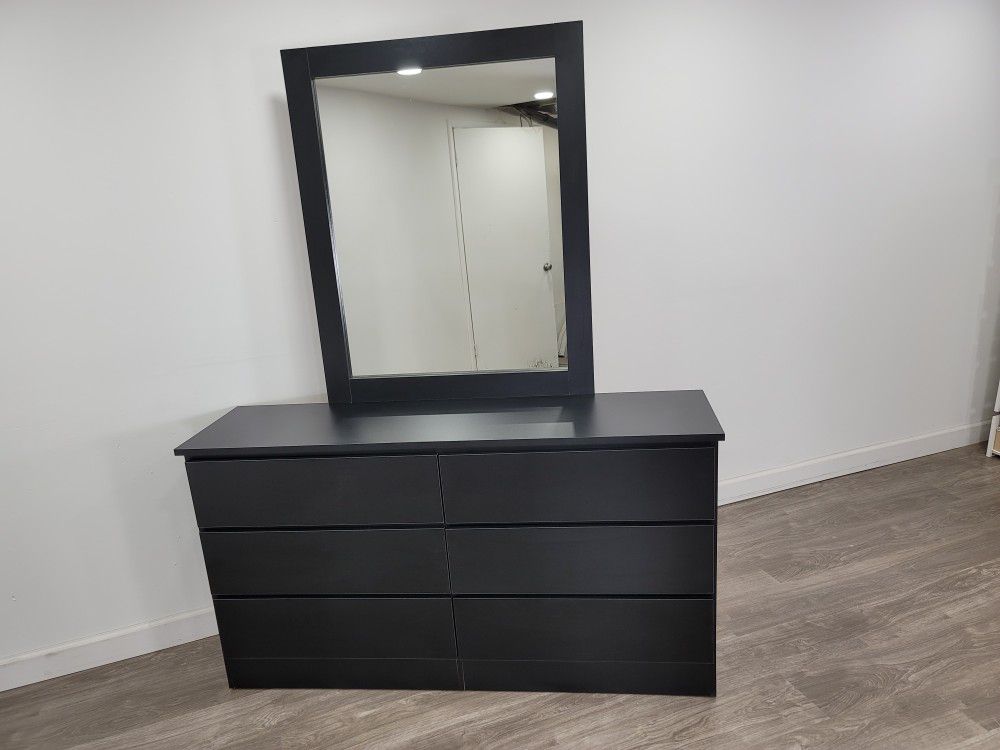 Dresser With Mirror  // Comoda Con Espejo