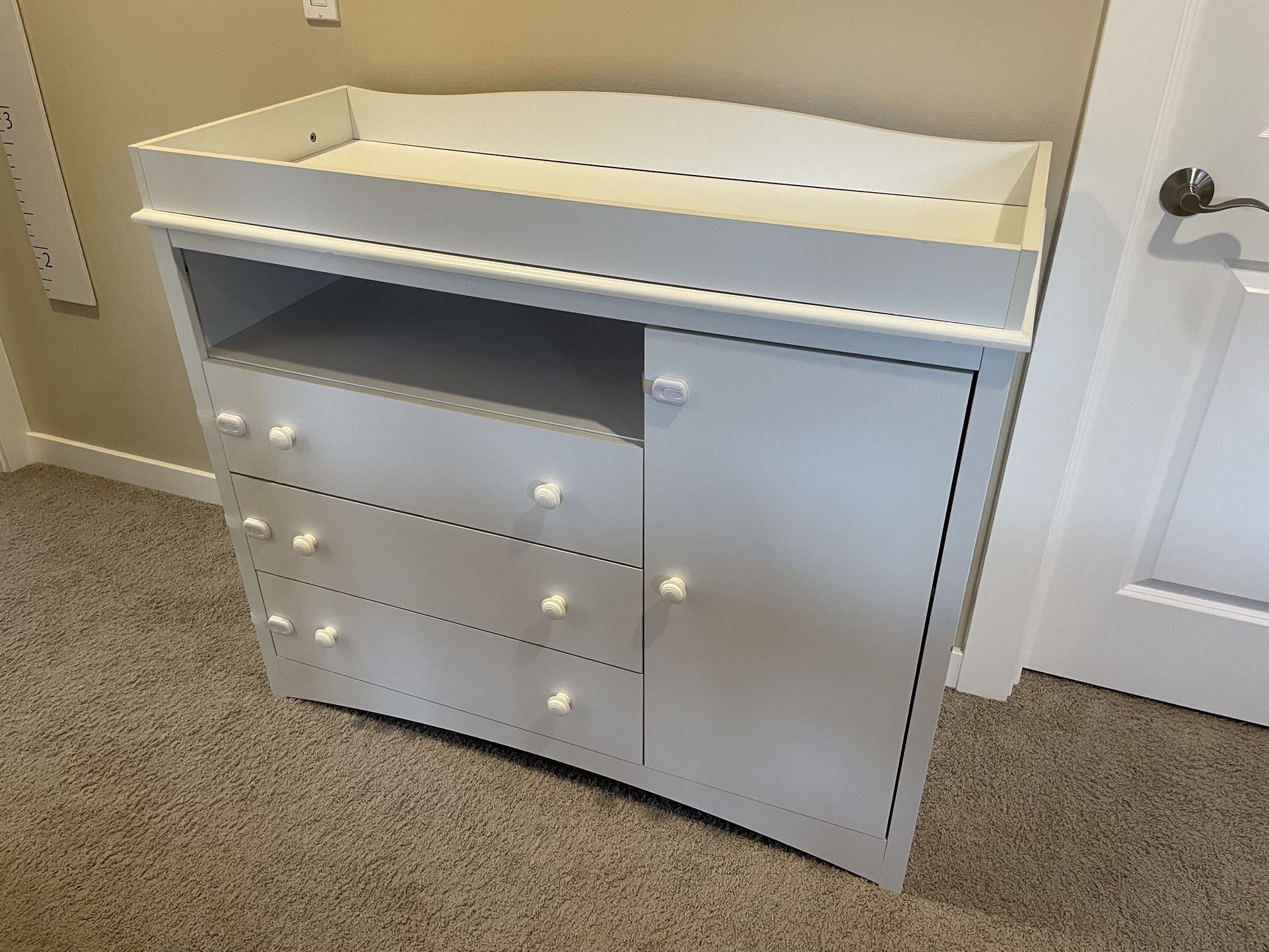 Dresser With Removable Changing Table Topper for Sale in Seattle, WA