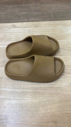 USED OCHRE YEEZY SLIDE NO BOX SIZE 8