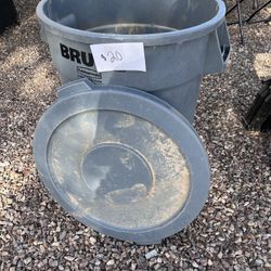 Rubbermaid Garbage Can 