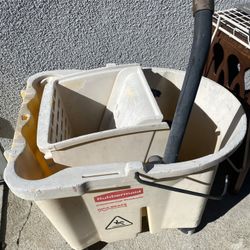 JANITORIAL bUCKET Rubbermaid
