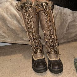 Women's Shoes gamLoong German Designer Fur Boots Size US 9/EU 40. Great Condition, Sherpa inside and fur on upper. Strong laces with side zippers