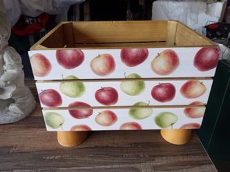 CUTE FOOTED WOODEN CRATE