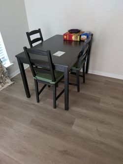 Dining table and four chairs with cushions