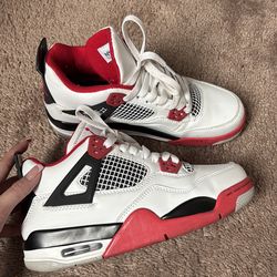 Jordan 4s size 6.5 Women’s