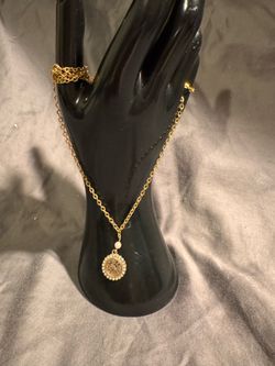 Unique gold tone necklace and charm