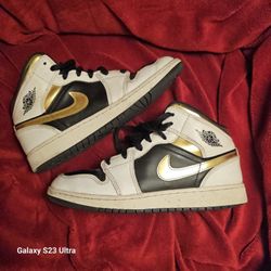 $ 40  FIRM   NIKE AIR JORDAN ATHLETIC SHOES 
