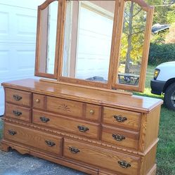 Dresser With Mirror in Excellent condition