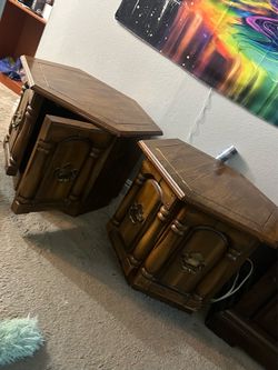 2 matching side tables