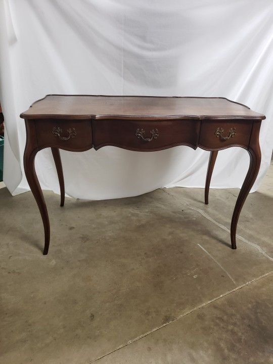 Traditional Solid Wood Writing Desk
-Cherry Stained Wood