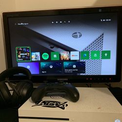 Xbox One S With Tv And Headphones 
