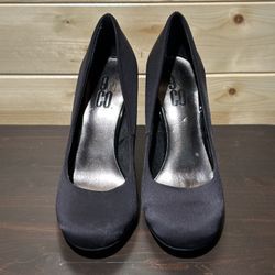 BNWT 9 & Co classic satin pumps with patent leather heels, size 5