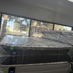 QUEEN SIZE SEALY POSTUREPEDIC PLUS MATTRESS & BOX SPRING BED SET