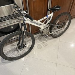 Mongoose For Suspension Mountain Bike 26 Inch Wheels. 