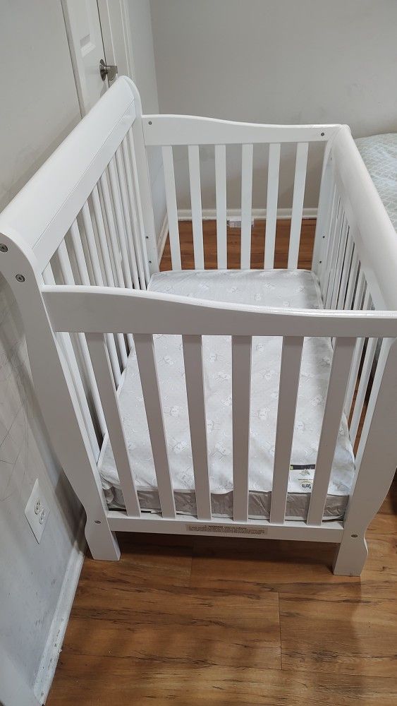 Dream On Me Aden 4-in-1 Baby Crib. Almost New.(Mattress included)