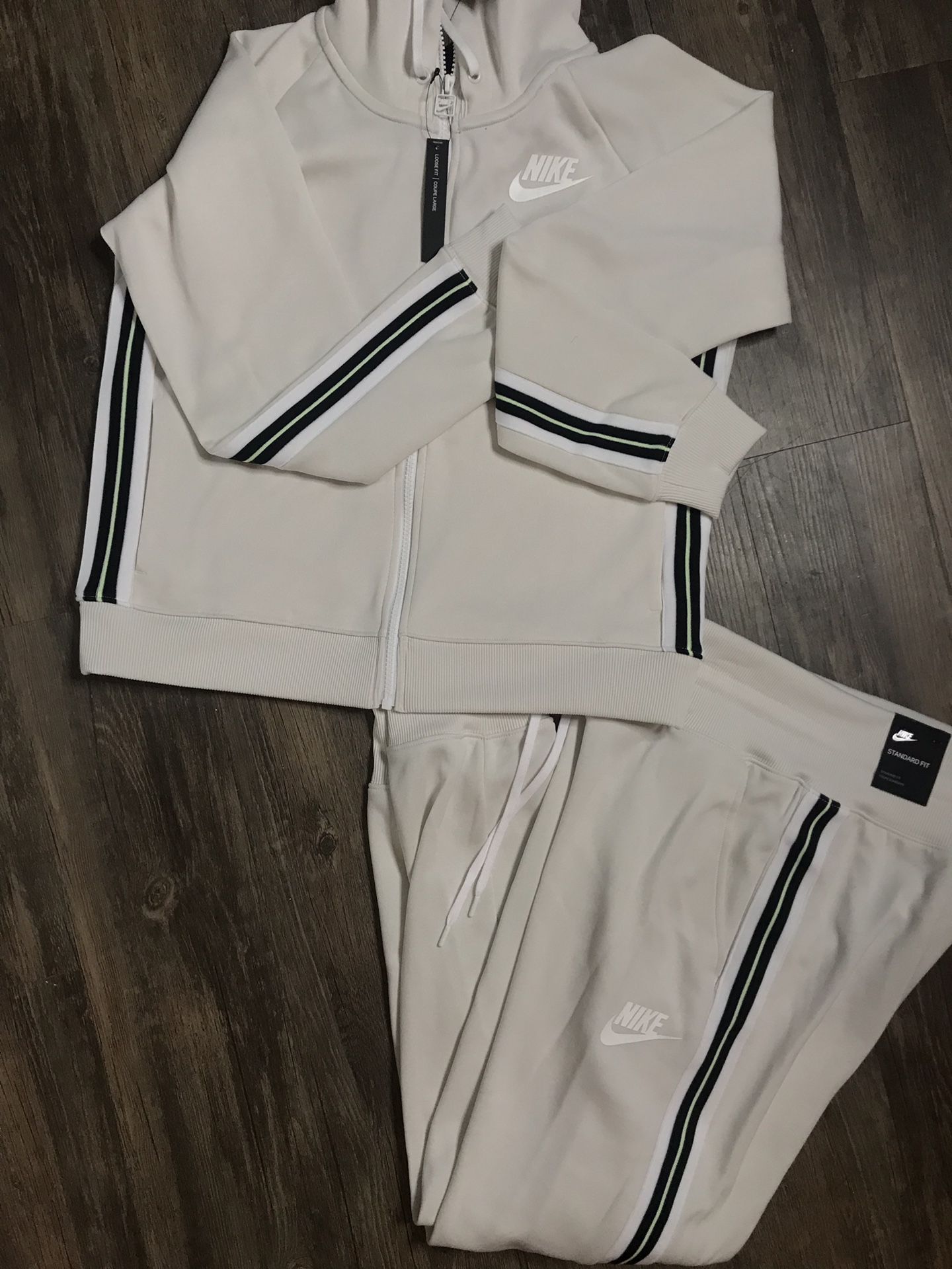 Nike Women’s track suit (Med.) for Sale in Houston, TX - OfferUp