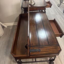 BEAUTIFUL END TABLES AND COFFEE TABLE 