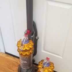 NEW cond DYSON ANIMAL BIG BALL VACUUM  , WITH AMAZING SUCTION   )