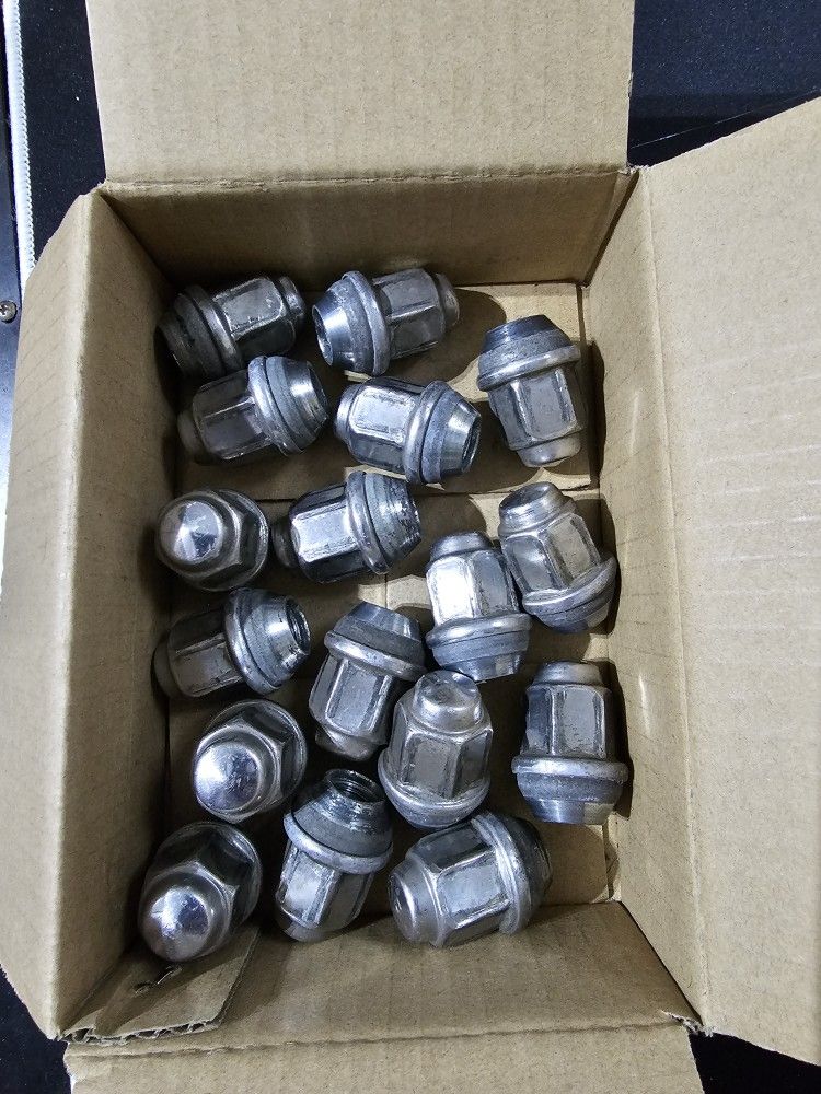 2008 Mustang V6 USED Lug Nuts