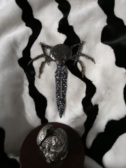 spider dagger with stand