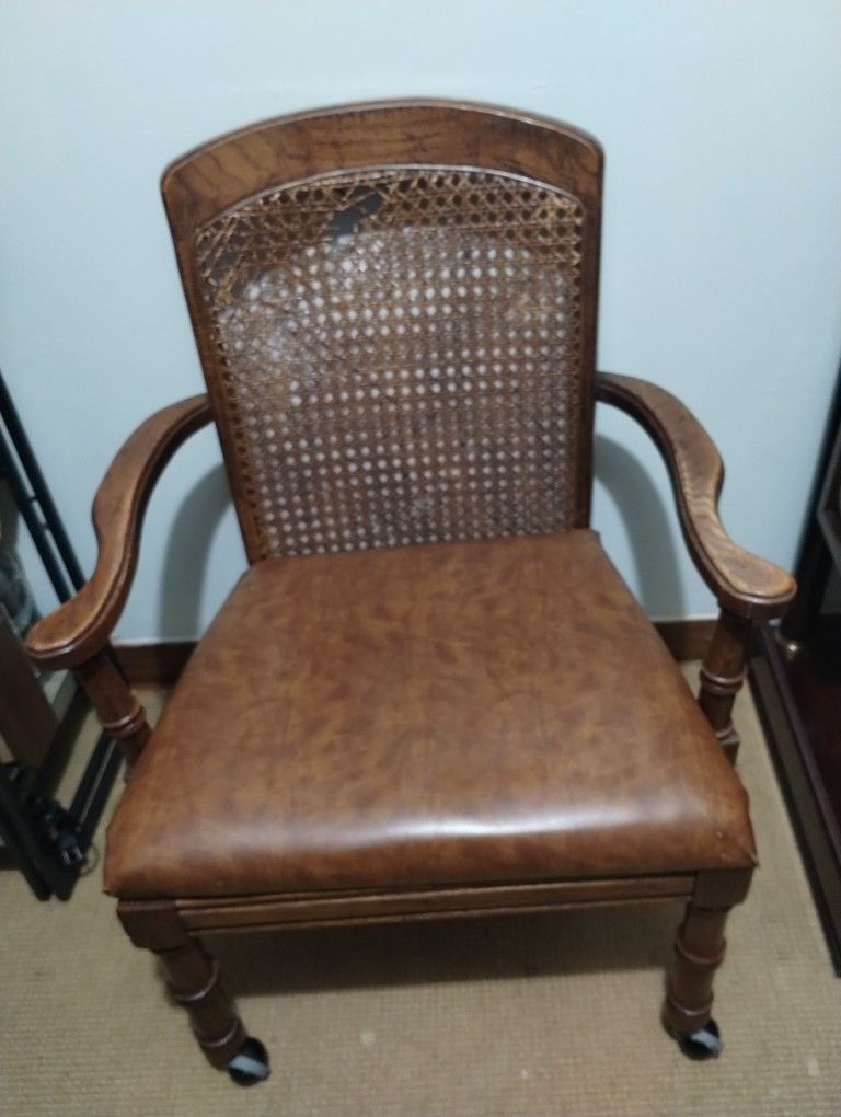 MID CENTURY ARM CHAIR