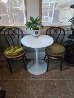 🌷Tulip  White Breakfast Nook Round Table🌷 make offer