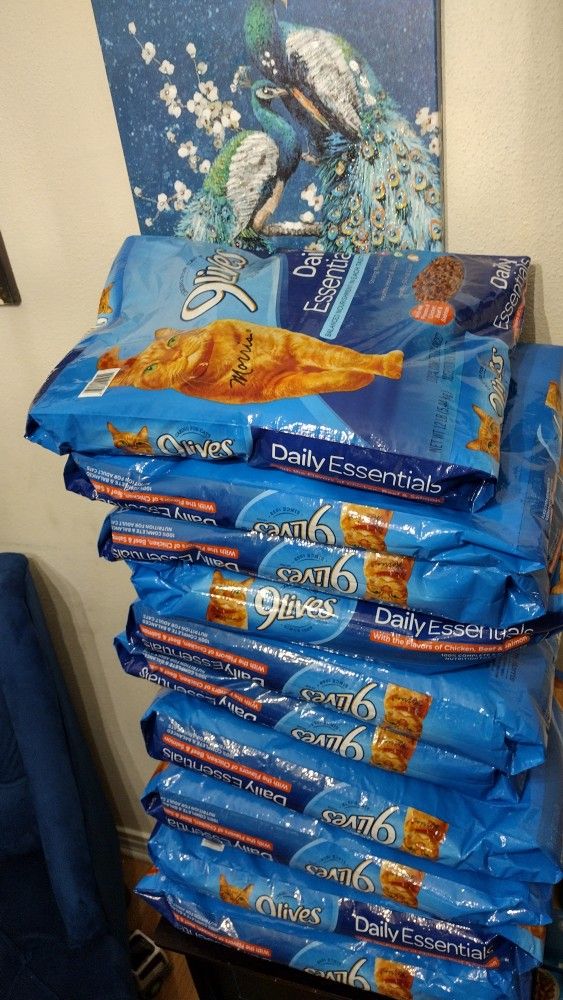 12 Lb Bags Of Nine Lives Dry Cat Food