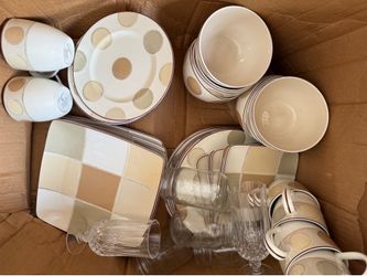 Kitchen ware, plates, bowls (GOOD DEAL)
