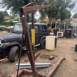 Engine hoist for semi truck engines
