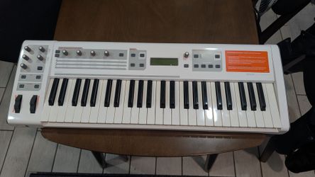 M-Audio Venom 49-Key 12-Voice Virtual Analog Synthesizer / USB Audio Interface