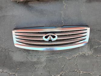 2011-2013 Infiniti M35 grill with emblem OEM.