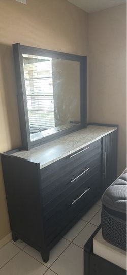 Queen side bed set dresser and bed base