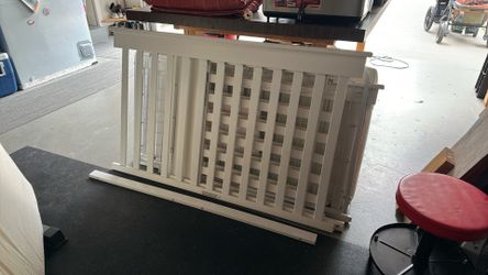 Delta 6 in 1 convertible Crib/Toddler bed, mattress and mattress topper included