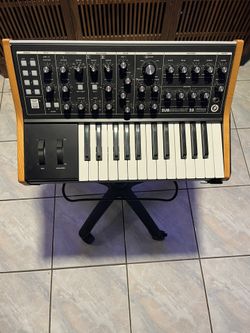 Moog Subsequent 25 With Onstage Mixer Stand