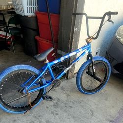 USED 20 INCHES  ELITE BMX NEEDS WORKS  GRIPS BARINGS FOR THA SPROCKET ALSO  ARMS EVERYTHING ELSE WORKS  
