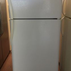 Frigidaire Top And Bottom Refrigerator 