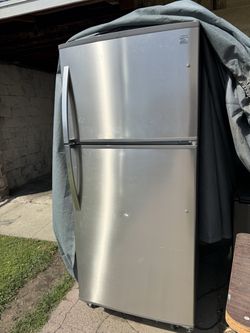 Kenmore 30" Top-Freezer Refrigerator with 18 Cubic Ft.
