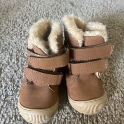 Cat And Jack snow boots Size 5 