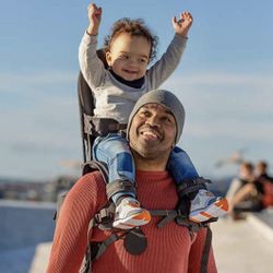 Minimeis G4 Child Shoulder Carrier + Sunshade – Excellent Condition 