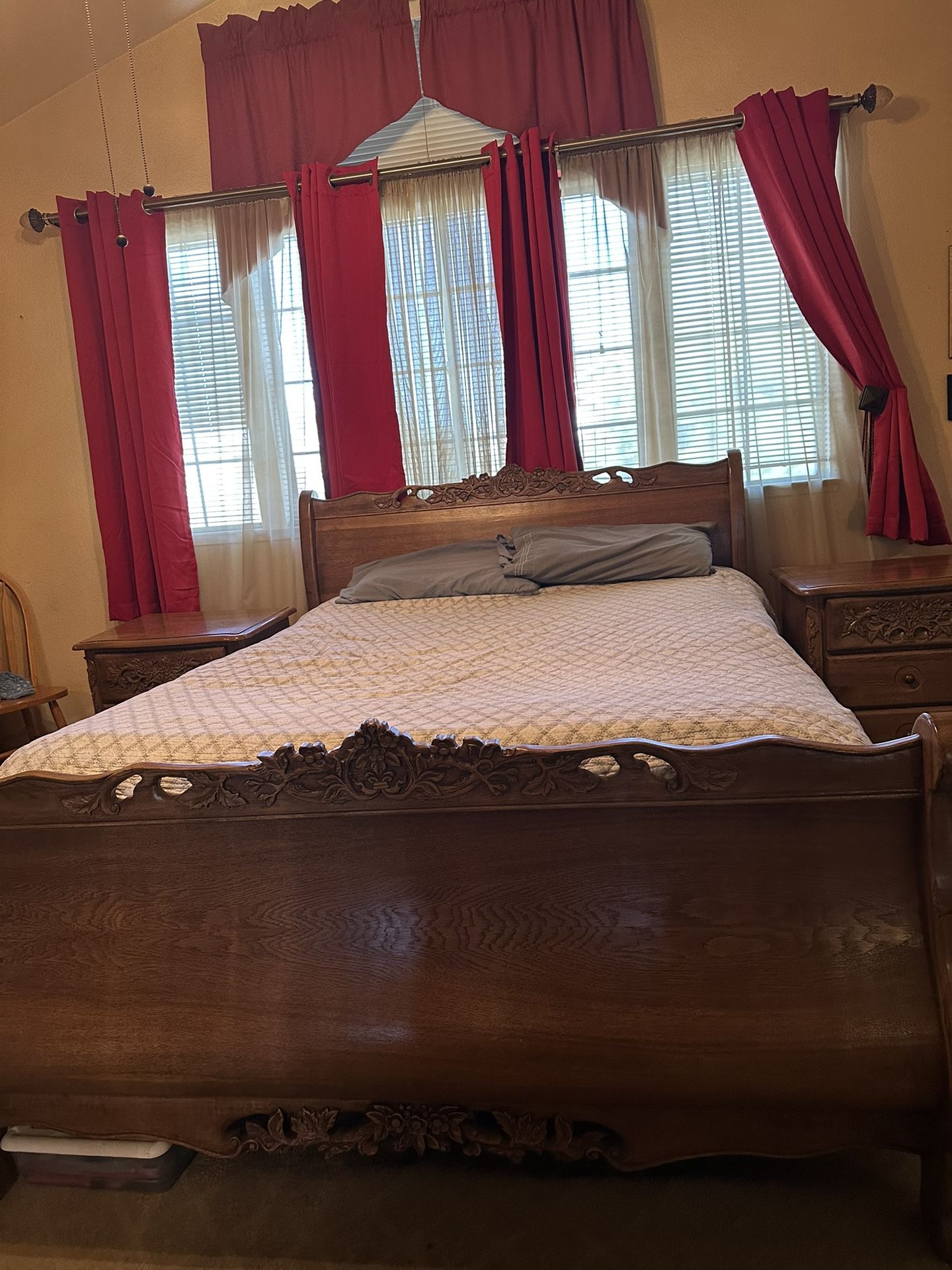 Five Piece Queen Bedroom Set 