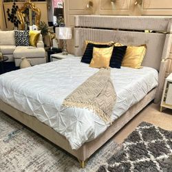 '4 pc Upholstered E-King Bedroom Set! Cream FLOOR MODEL SPECIAL! 