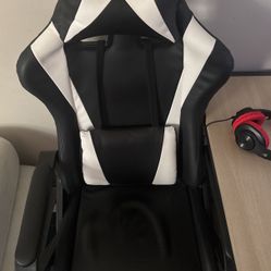 Gaming chair with next support 